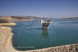 Image du Maroc Professionnelle de  Le barrage Oued El Makhazine, conçu pour le développement et  l'irrigation du périmètre du Loukkos. Ainsi les champs situés dans le triangle Ksar El Kébir, Larache, Moulay Bouselham profitent de cette infrastructure. Cette importante réalisation située sur El Oued Loukkos sert à la régularisation inter annuelle des débits tout en formant une protection contre les crues, au Jeudi 1er Septembre 2005 à cette datte le barrage dispose 309 Million de M3. (Photo / Abdeljalil Bounhar) 